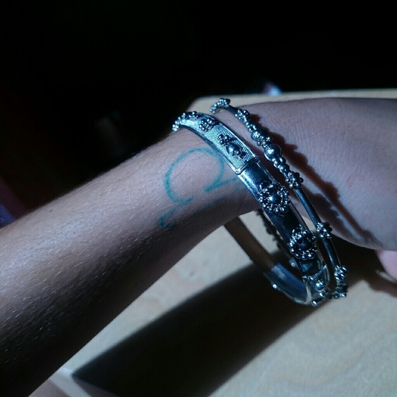 Matching Metal Flower Bangles🌸 - Picture 2 of 7